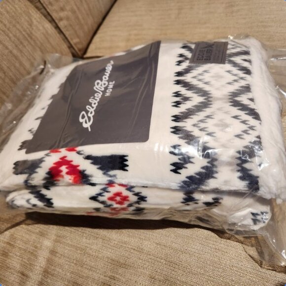 NWT Eddie Bauer Sherpa & Brushed Fleece Throw, Mountain Village Red, - Picture 6 of 11